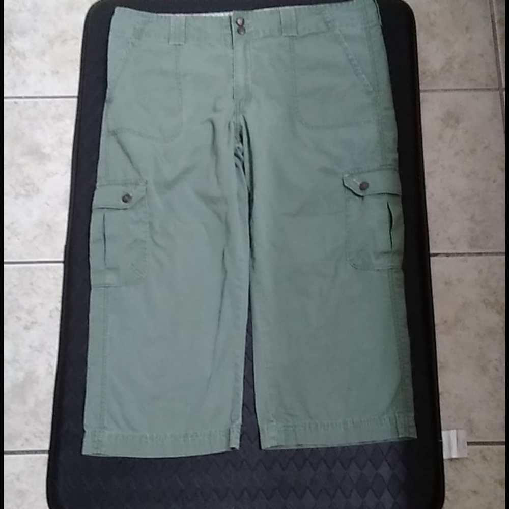 Vintage Cargo Capri Pants size 12 by Levi's 🥰 MAKE AN OFFER 🥰